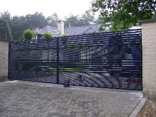 grote poort met horizontale kokers en perfo plaat 5 m x 1.6 m.JPG